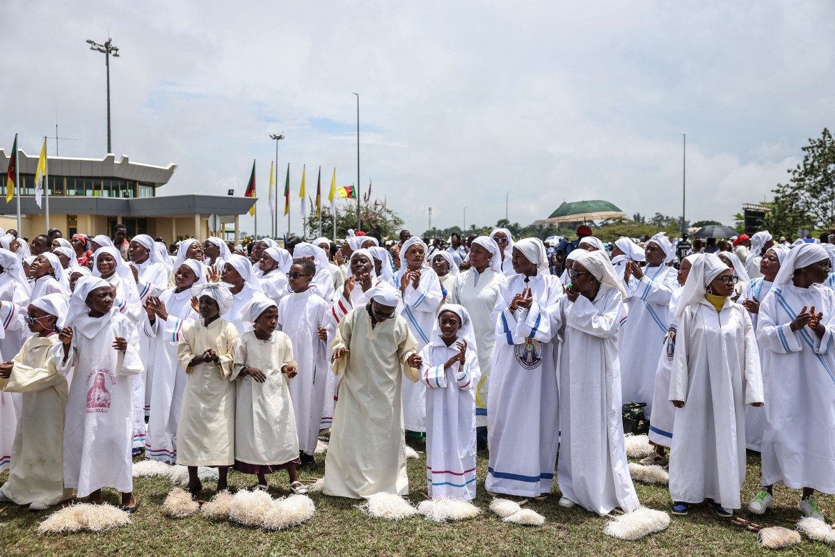 استقبال البابا لاوون في الكاميرون. (أ ف ب)