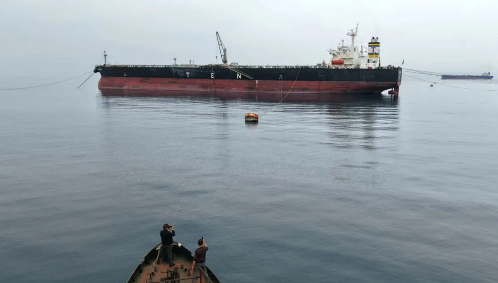 استمرار محاصرة موانئ إيران... ومستشار خامنئي يهدد بإغراق سفن أميركية في مضيق هرمز