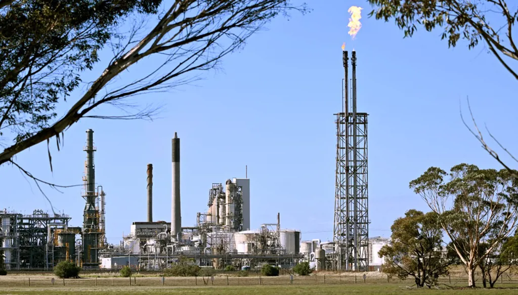 حريق هائل في إحدى مصفاتَي النفط في أستراليا