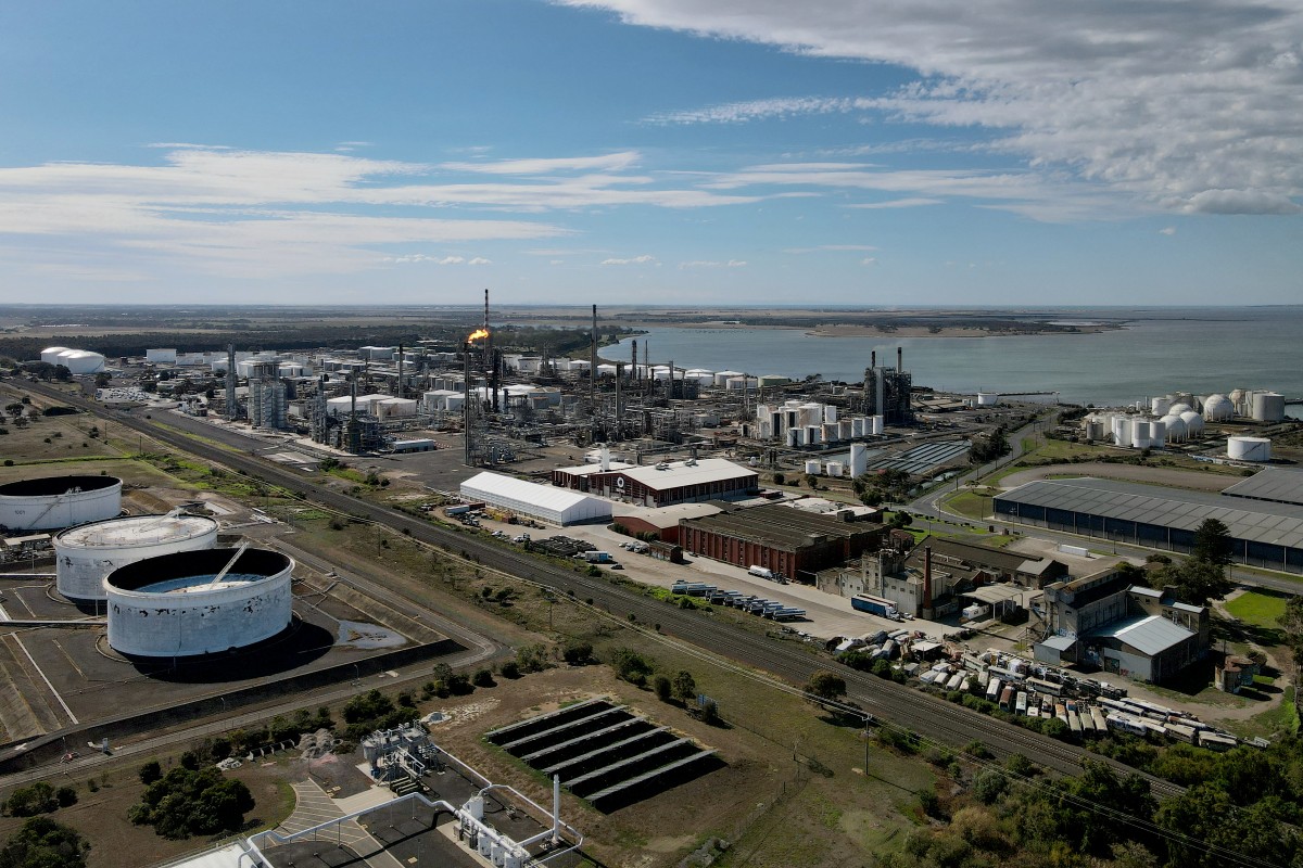 حريق هائل في إحدى مصفاتَي النفط في أستراليا (أ ف ب).