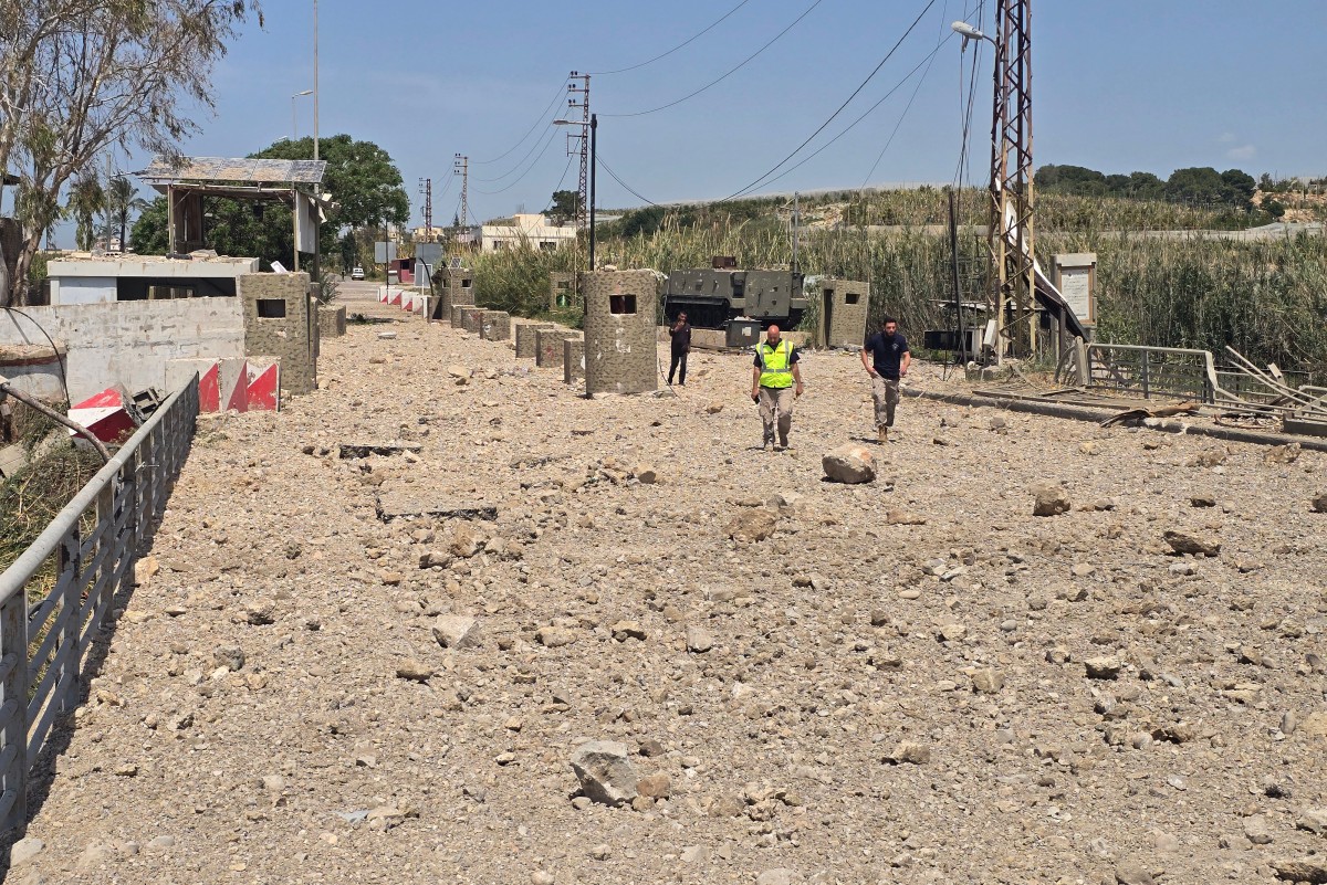 قصف جسر القاسمية جنوب لبنان (أ ف ب).