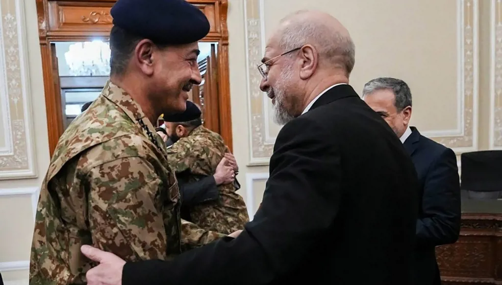 قائد الجيش الباكستاني يختتم زيارة استمرت ثلاثة أيام إلى إيران