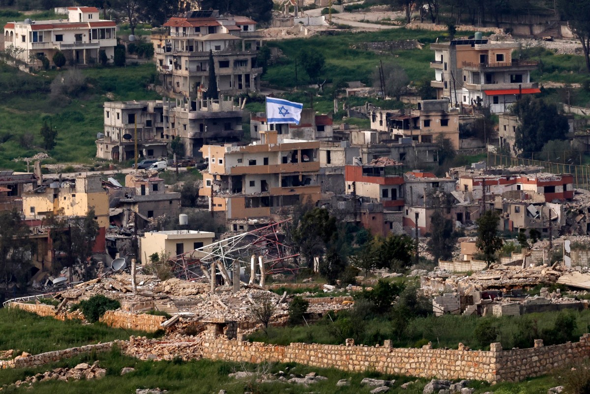 العلم الإسرائيلي مرفوع على مبنى في ميس الجبل. (أ ف ب)