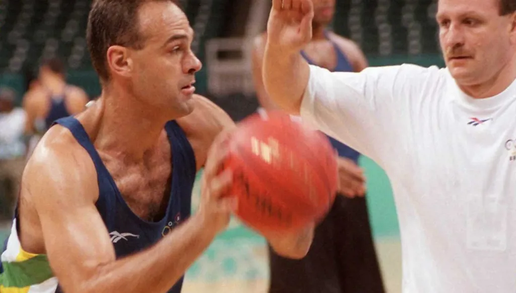 وفاة أسطورة كرة السلة البرازيلية أوسكار شميت