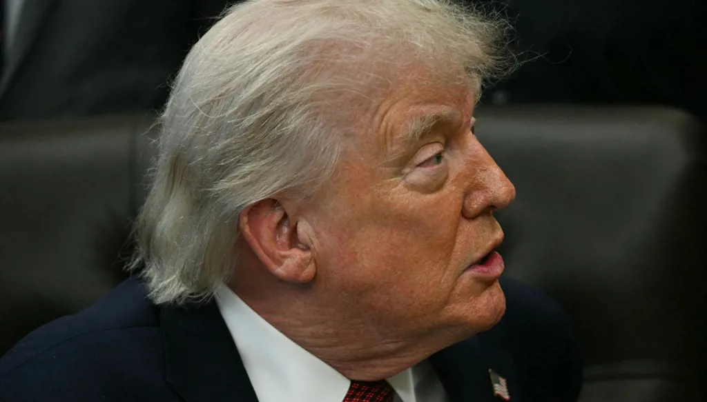 ترامب: إيران تنهار مالياً