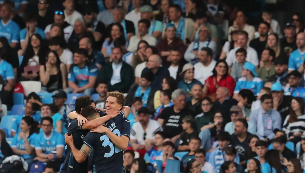 لاتسيو يهزم نابولي ويقرّب إنتر من لقب الدوري الإيطالي