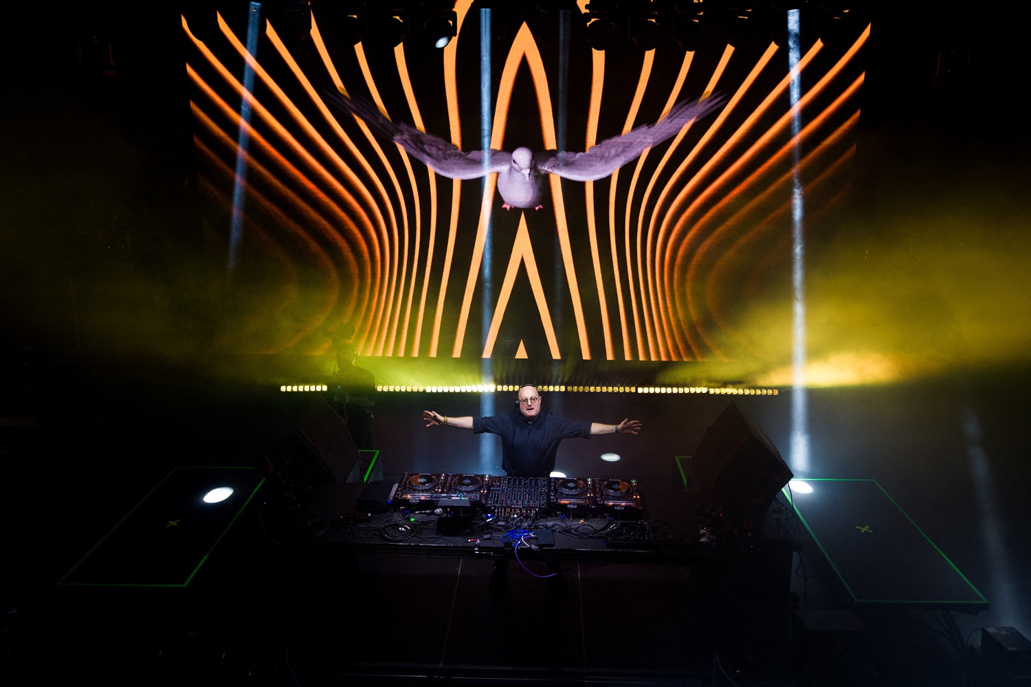 الكاهن الـ DJ مكرّماً البابا فرنسيس بالموسيقى. (أ ف ب)