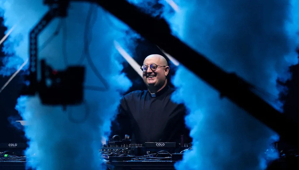 الأب غييرمي يشعل بوينس آيرس بحفل إلكتروني ضخم تكريماً للبابا فرنسيس