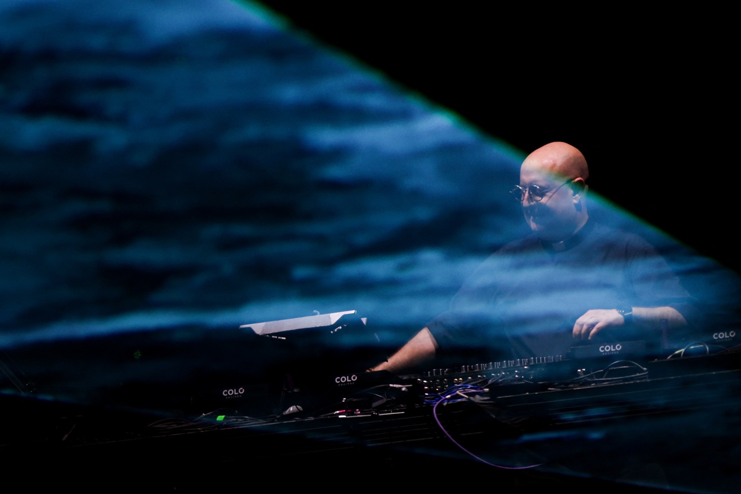 الأب غييرمي (الكاهن الـDJ) خلال الحفل التكريمي للبابا فرنسيس. (أ ف ب)