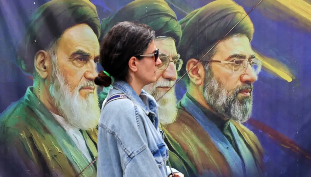 إيران منقسمة حول هرمز… الصراع يحتدم داخل المعسكر المتشدّد في ظلّ غياب خامنئي