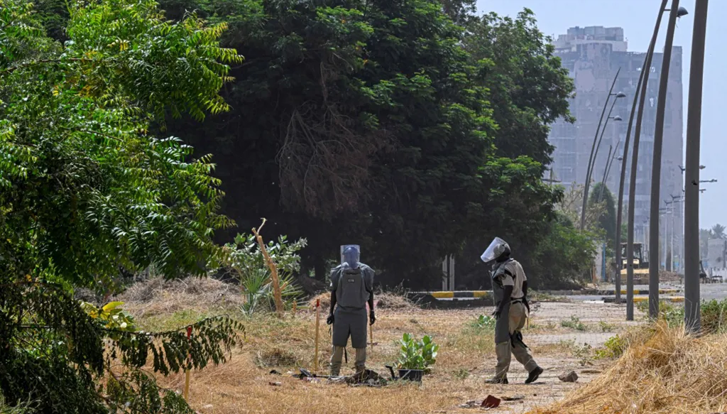 طواقم إزالة الألغام تمشط العاصمة السودانية المدمرة بحثا عن المتفجرات