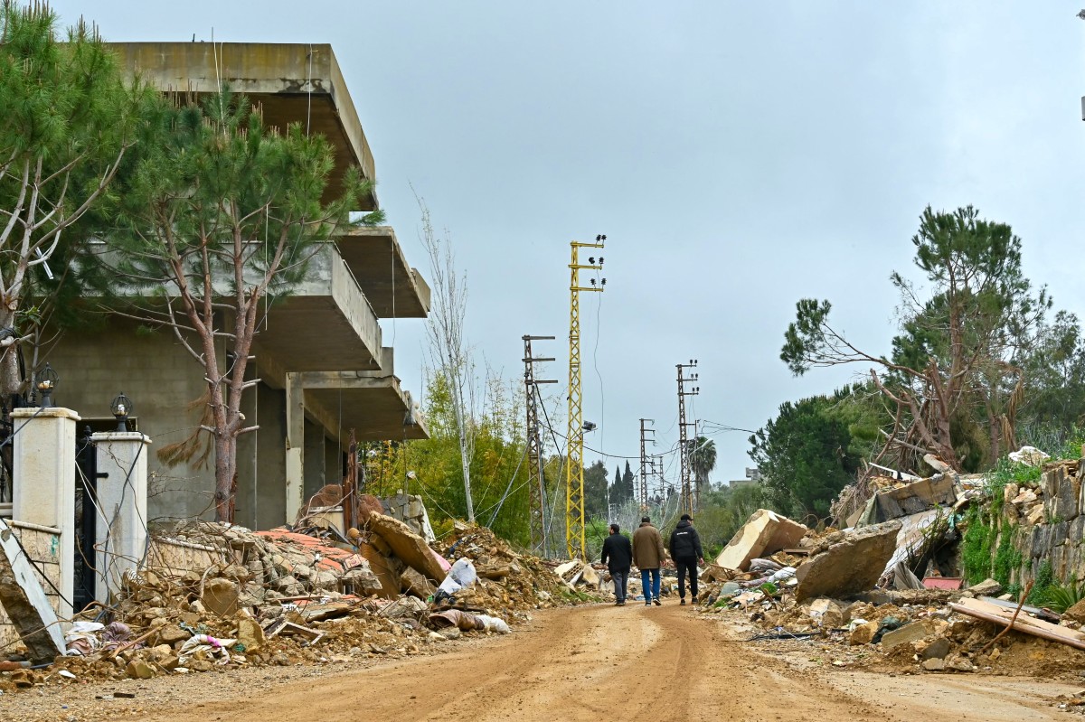 دمار في دبين. (أ ف ب)