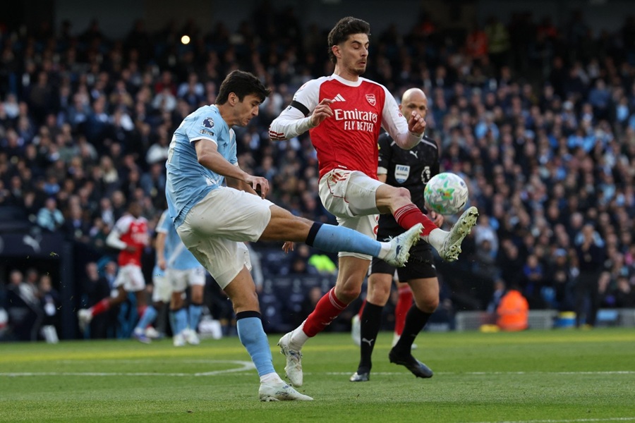 كيف يحسم لقب الدوري الإنكليزي بين مانشستر سيتي وآرسنال. (أ ف ب)