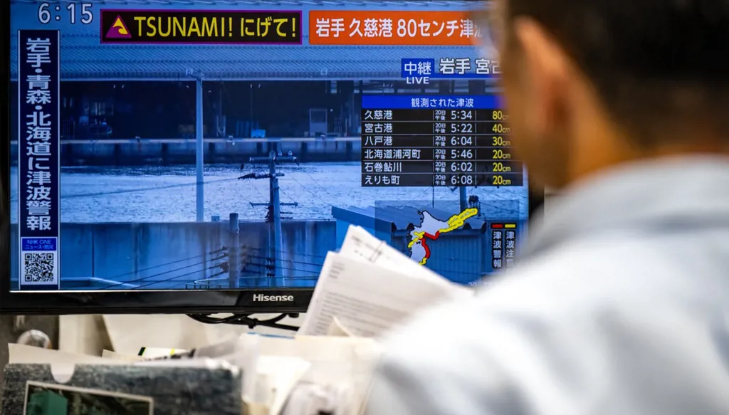 بعد زلزال قوي... تسونامي بارتفاع 80 سنتيمتراً يضرب اليابان