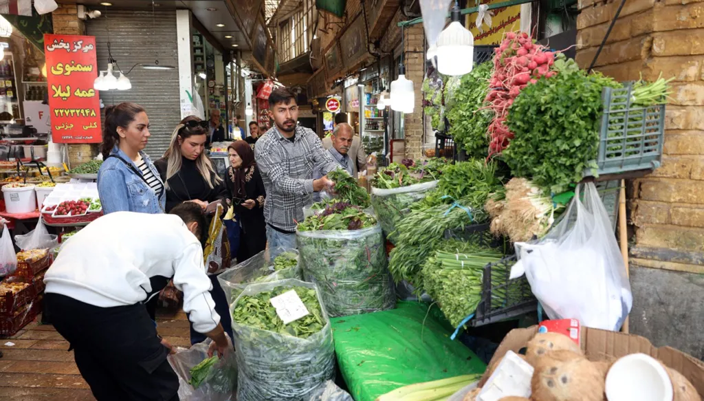 هل أثّر الحصار البحري الأميركي على إمدادات الغذاء في إيران؟