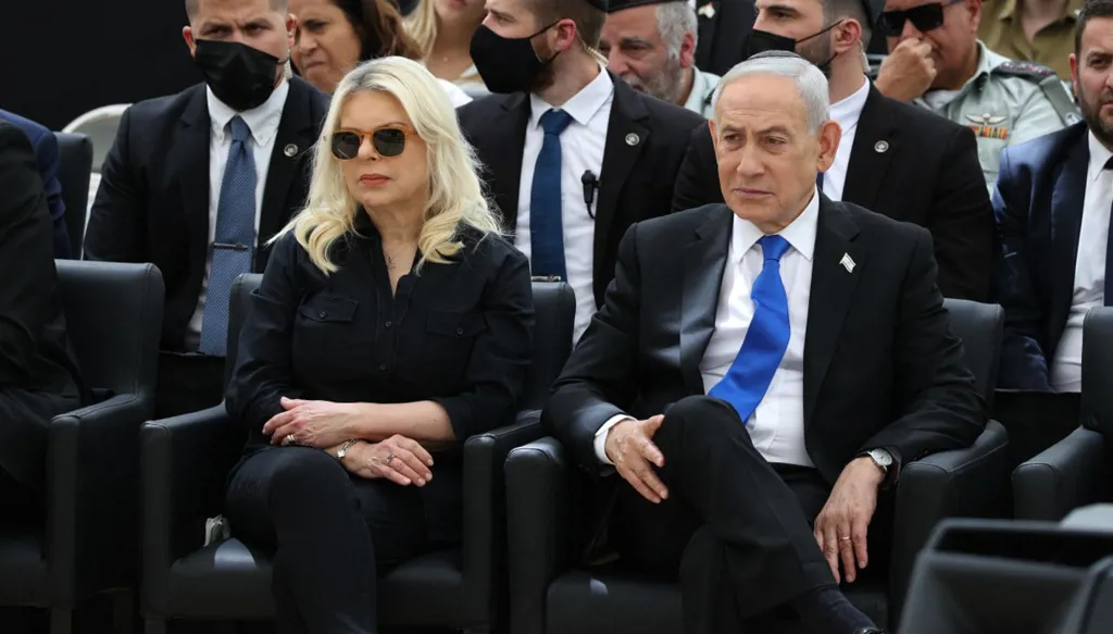 نتنياهو وزوجته سارة (أ ف ب).