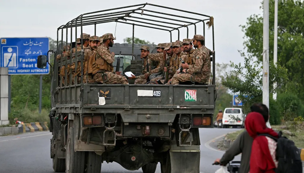 نقطة تفتيش بالقرب من فندق سيرينا الذي استضاف الجولة الأولى من المفاوضات الأميركية الإيرانية. (أف ب)