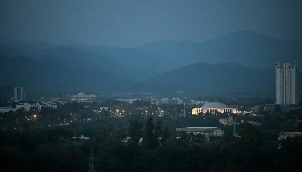 قوات أمن بالقرب من فندق سيرينا الذي استضاف الجولة الأولى من المفاوضات الأميركية الإيرانية. (أف ب)