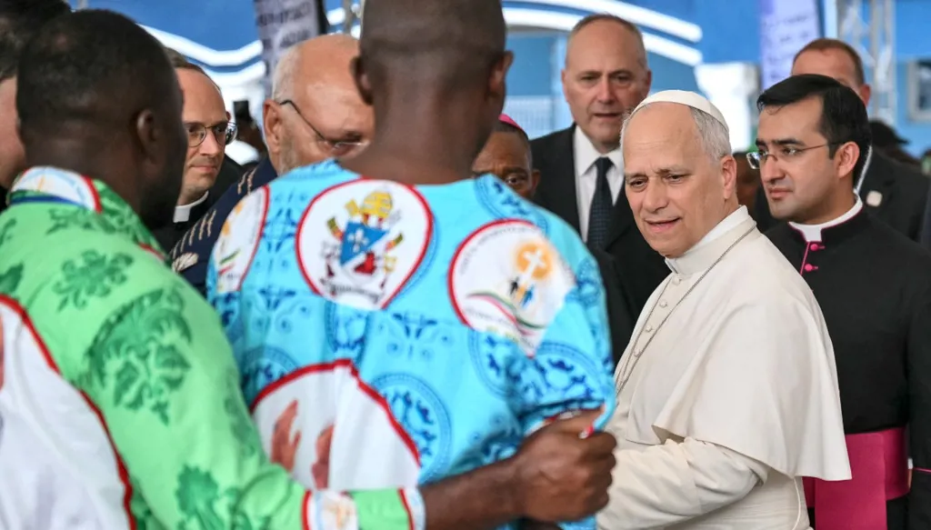 البابا لاوون يزور سجناً في غينيا الاستوائية المحطة الأخيرة من جولته الإفريقية