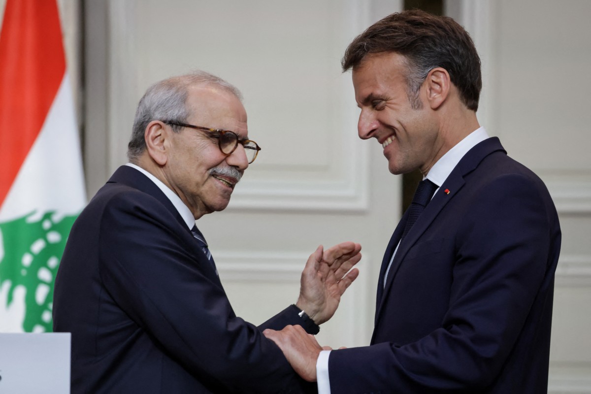 رئيس الحكومة نواف سلام في الإليزيه ملتقياً ماكرون. (أ ف ب)