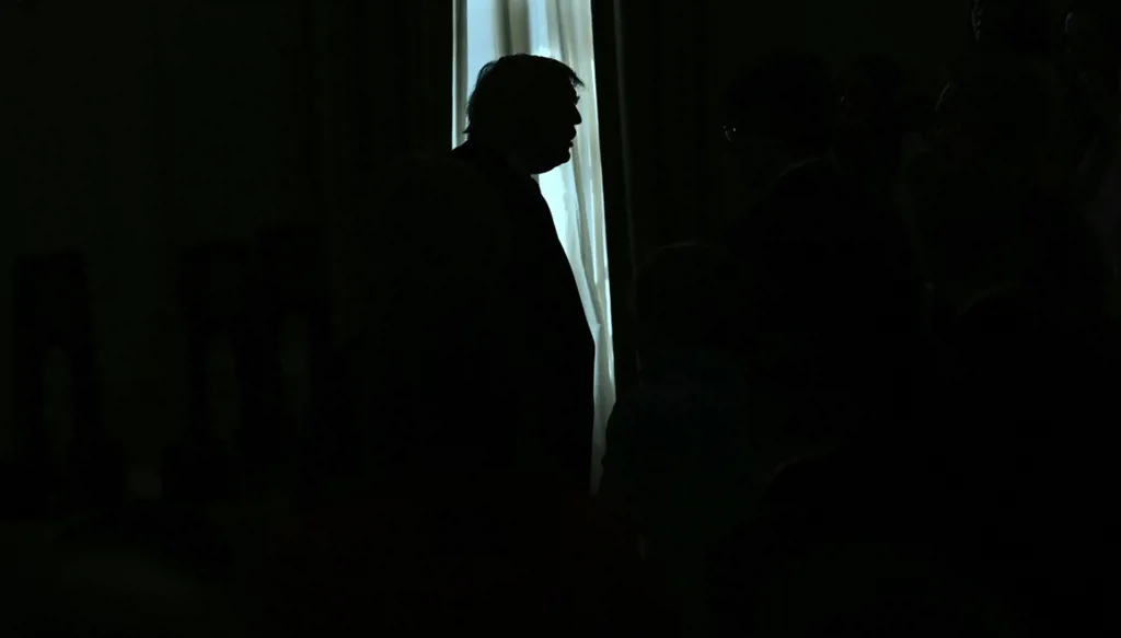 غموض حيال استراتيجية ترامب تجاه إيران... تصريحات متقلّبة ونبرة مغايرة!