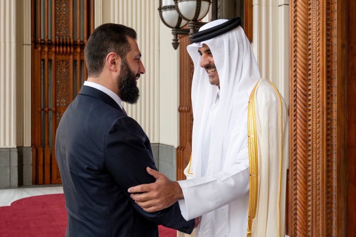 أمير قطر الشيخ تميم بن حمد آل ثاني يستقبل الرئيس السوري أحمد الشرع بالديوان الأميري في الدوحة. (أ ف ب)