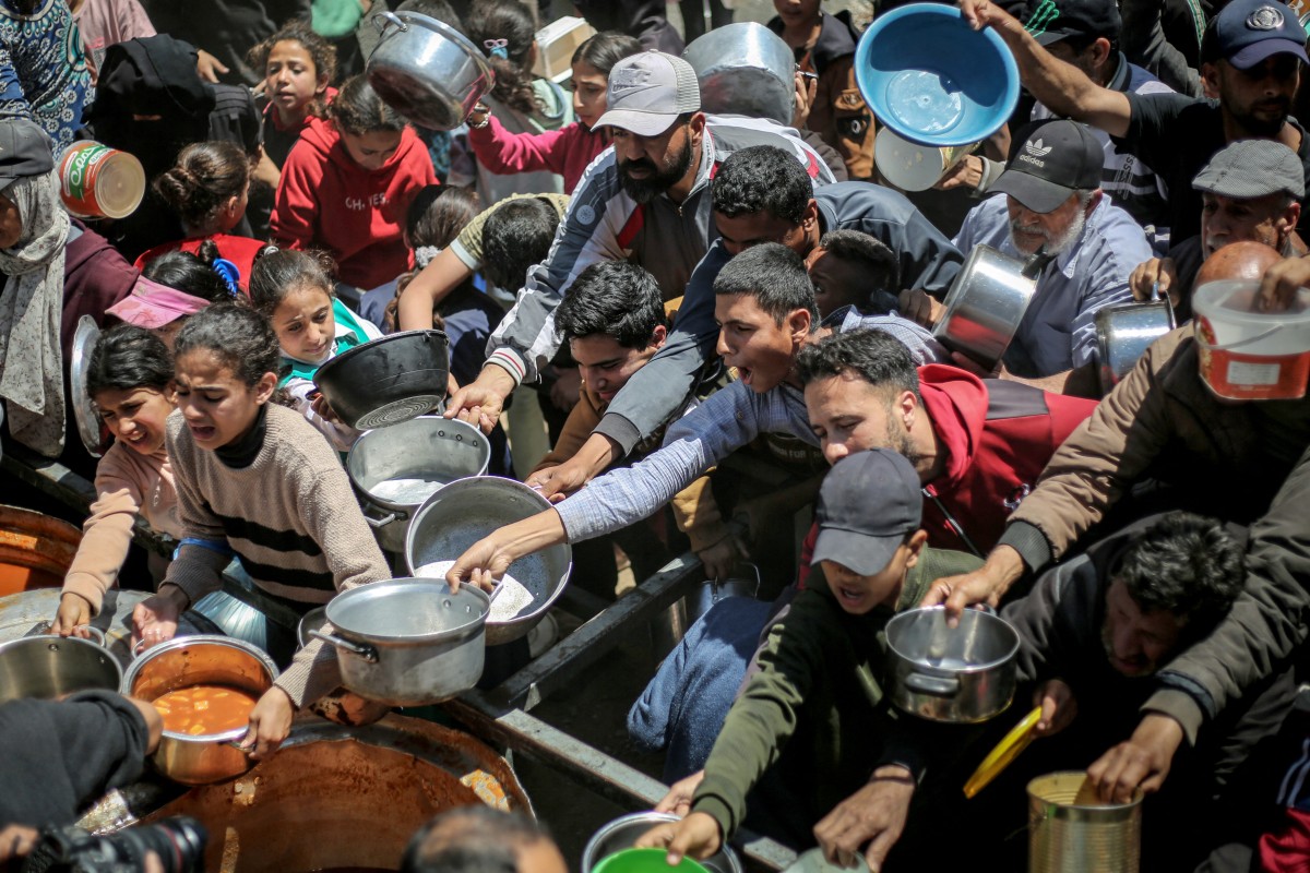 فلسطينيون يتهافتون على الطعام. (أ ف ب)