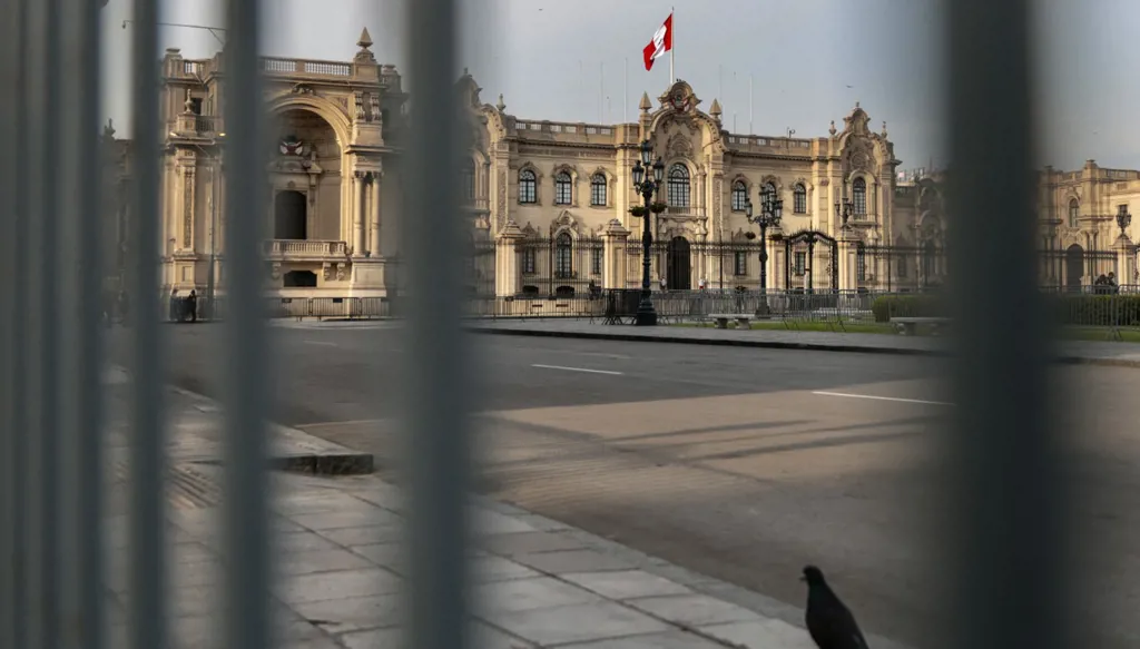 استقالة وزيري الخارجية والدفاع البيروفيين بعد إرجاء الرئيس الموقت صفقة