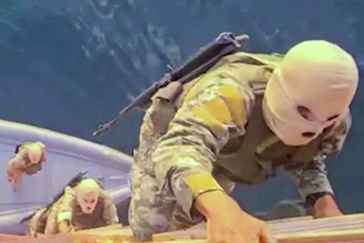 لقطة من فيديو تُظهر قوات بحرية تابعة للحرس الثوري الإيراني وهي تصعد على متن سفينة في مضيق هرمز. (أ ف ب)