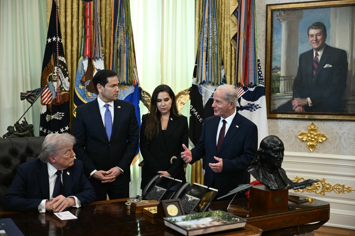 ترامب يتحدّث إلى السفيرَين ميشال عيسى وندى معوض في البيت الأبيض (أ ف ب).