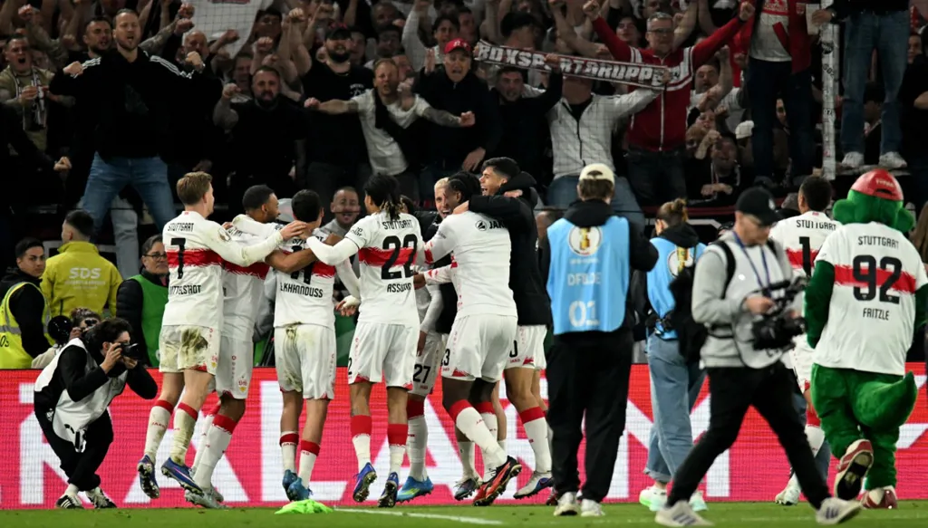 شتوتغارت يحتفل بالتأهل إلى نهائي كأس ألمانيا. (أ ف ب)