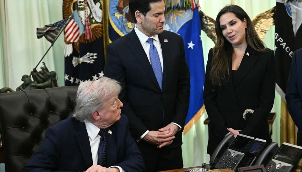 الرئيس الأميركي دونالد ترامب يتوسّط الوفدَين اللبناني والإسرائيلي في البيت الأبيض (أ ف ب).