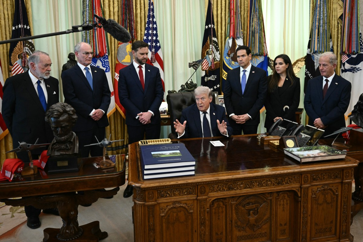 الرئيس الأميركي دونالد ترامب، ووزير الخارجية الأميركي ماركو روبيو، وسفيرة لبنان لدى الولايات المتحدة ندى حمادة معوض، وسفير الولايات المتحدة لدى لبنان ميشال عيسى خلال اجتماع مع سفير لبنان لدى الولايات المتحدة وسفير إسرائيل لدى الولايات المتحدة، في البيت الأبيض في واشنطن. (أ ف ب)