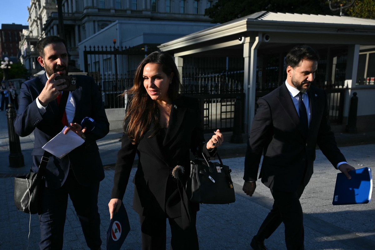 سفيرة لبنان لدى الولايات المتحدة ندى حمادة معوض تغادر بعد اجتماع مع الرئيس الأميركي دونالد ترامب في البيت الأبيض. (أ ف ب)