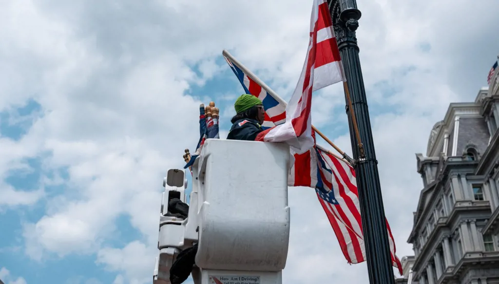 "أعلام خطأ" في استقبال الملك تشارلز قرب البيت الأبيض!