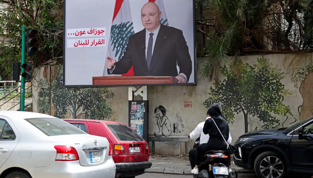 لوحة إعلانية في بيروت تظهر صورة رئيس لبنان جوزيف عون  (أ ف ب)