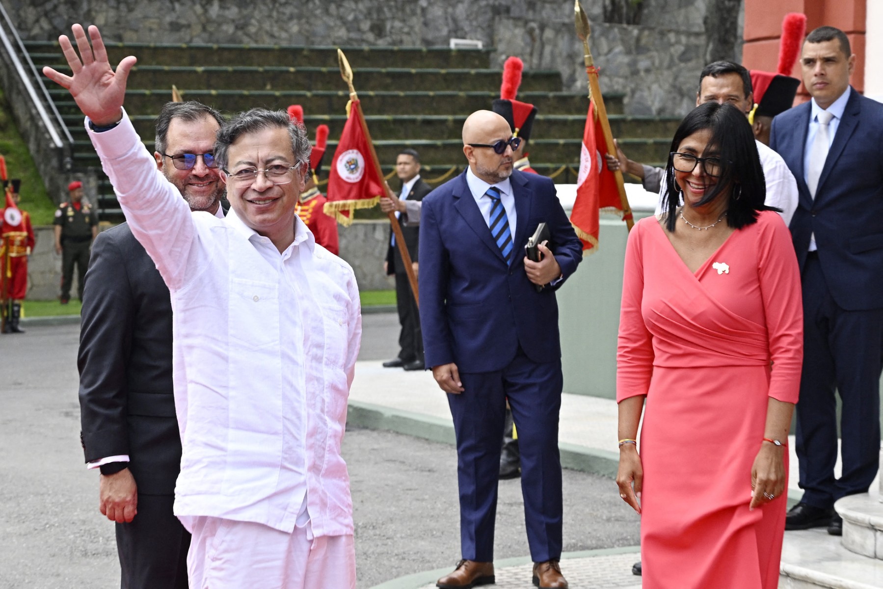 صورة لرئيسة فنزويلا بالوكالة تُظهر البروش الذهبي على لباسها (أ ف ب).