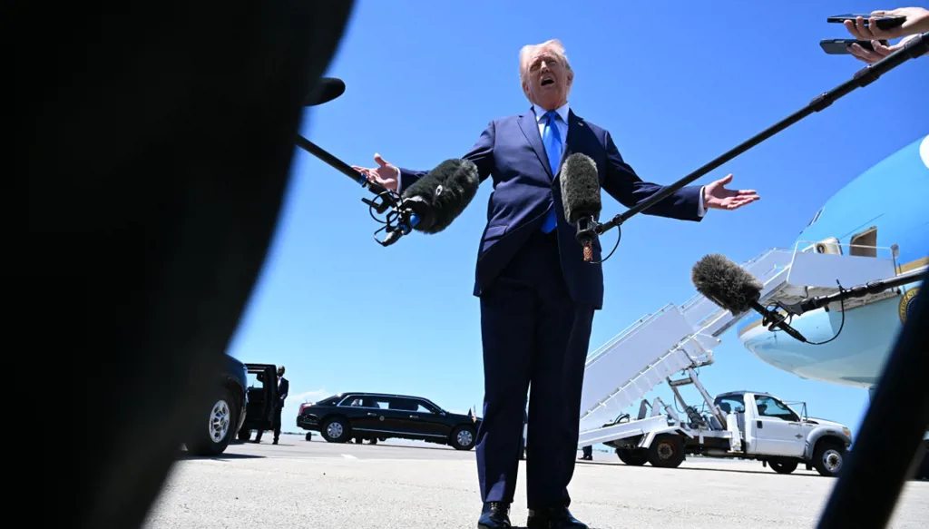 "إيران في حالة انهيار"