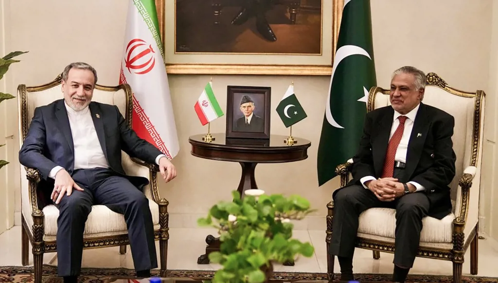 وزير الخارجية الباكستاني إسحاق دار وهو يرحب بنظيره الإيراني عباس عراقجي (أ ف ب).