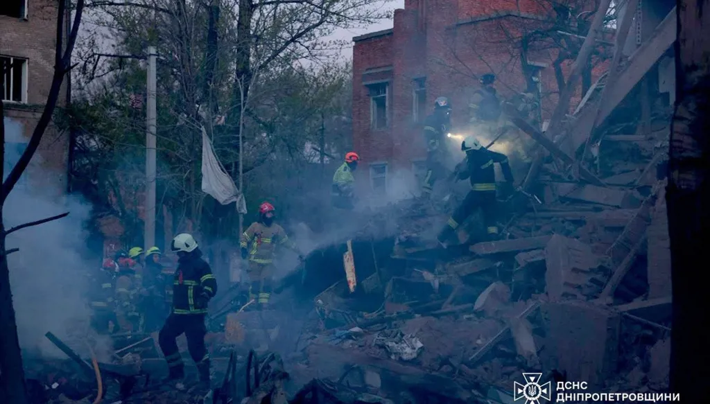 قتيلان على الأقل و21 جريحاً بهجوم روسي على دنيبرو في أوكرانيا