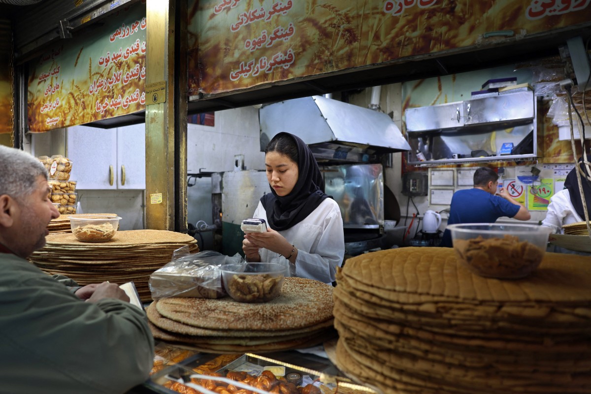 متجر في طهران. (أ ف ب)
