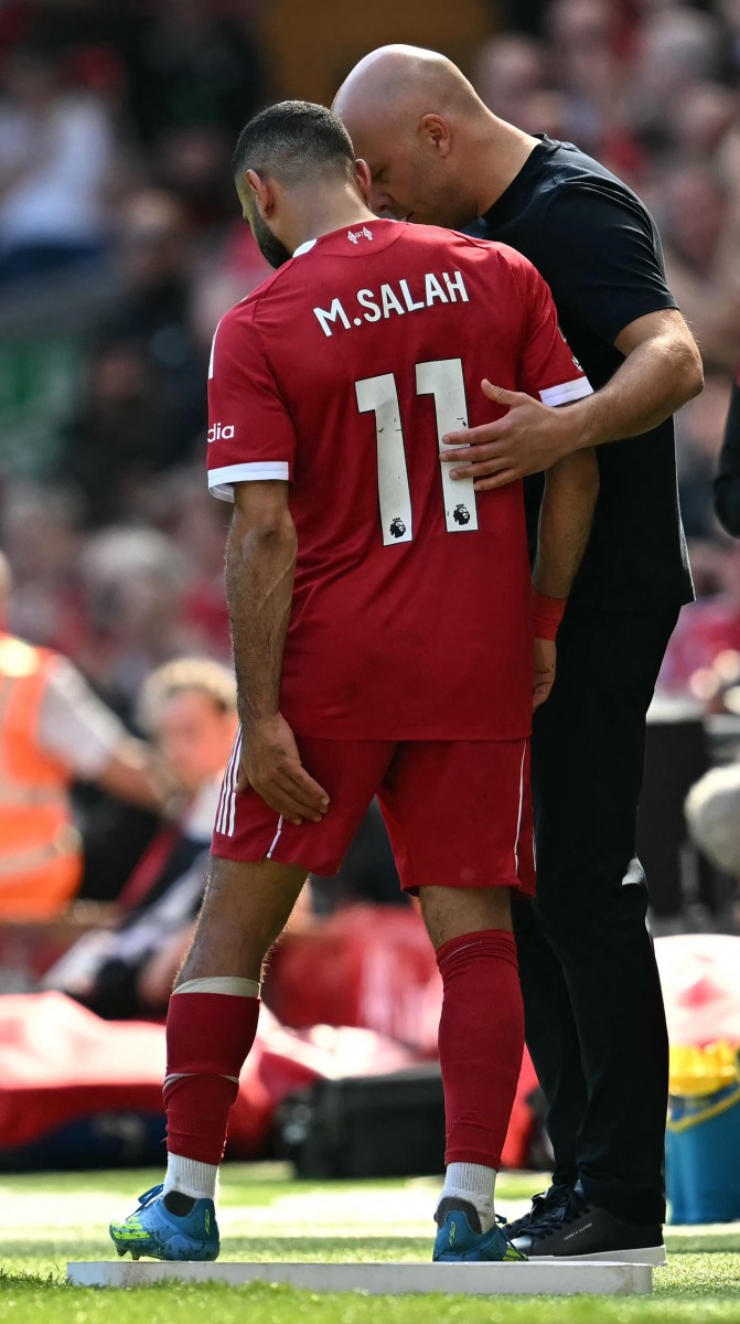 محمد صلاح والمدرب آرني سلوت. (أ ف ب)
