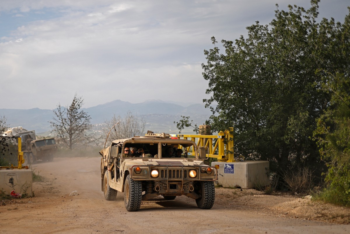 جنود الجيش الإسرائيلي يقومون بدوريات في سياراتهم الهامفي على طول الحدود مع جنوب لبنان. (أ ف ب)