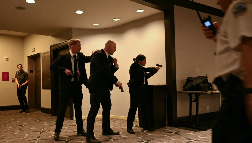 أخرج رجال الأمن أسلحتهم بعد سماع دوي انفجارات قوية خلال حفل عشاء مراسلي البيت الأبيض (أ ف ب). 