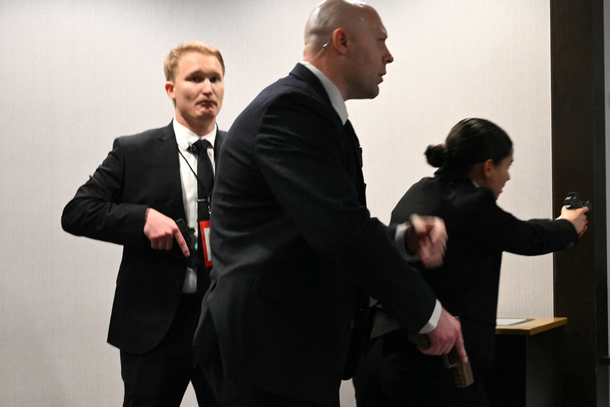 عناصر من جهاز الخدمة السرية يشهرون أسلحتهم بعد إطلاق النار خلال عشاء مراسلي البيت الأبيض في واشنطن. (أ ف ب)