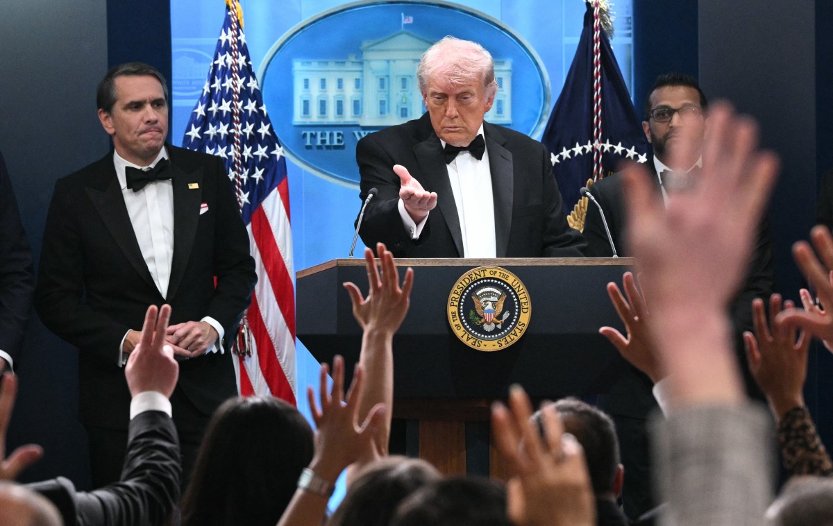 الرئيس الأميركي دونالد ترامب متحدثاً إلى الصحافيين  في البيت الأبيض عقب إطلاق النار. (أ ف ب)