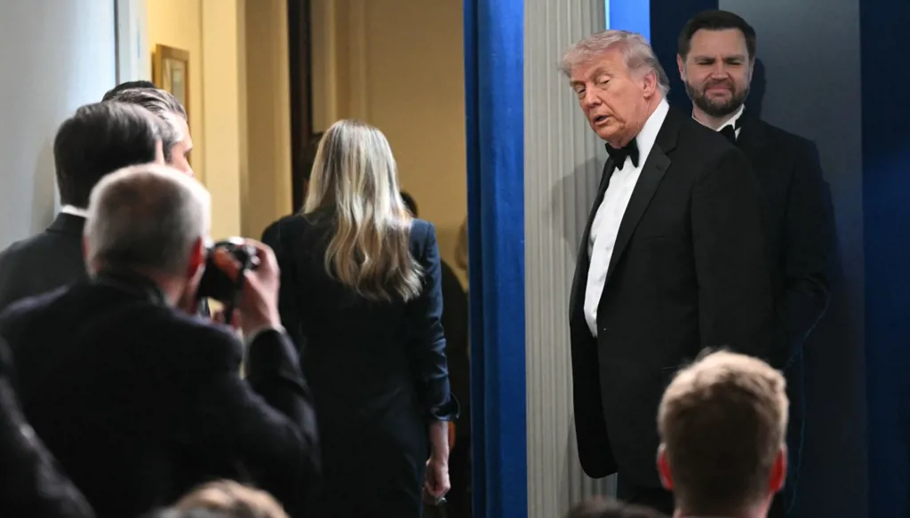 الرئيس الأميركي دونالد ترامب عقب الحادثة (أ ف ب).