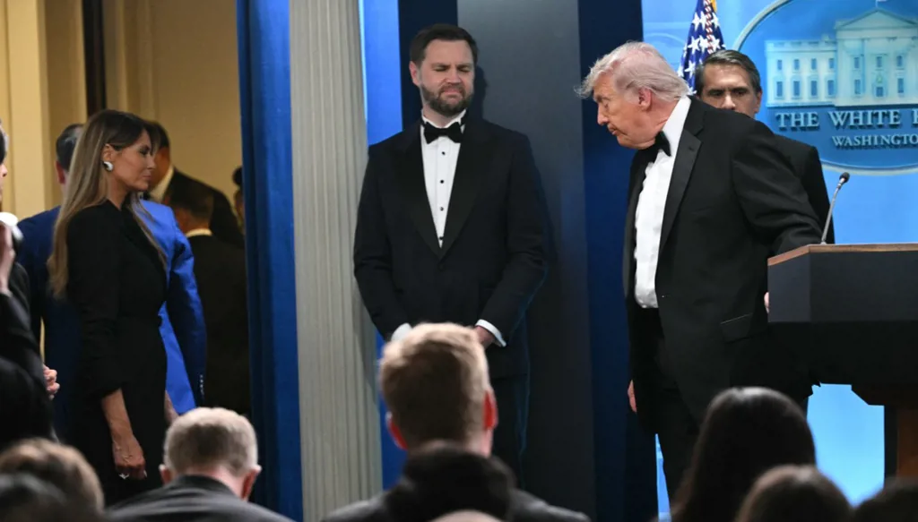 ترامب: مهاجم حفل مراسلي البيت الأبيض كتب بياناً مناهضاً للمسيحية