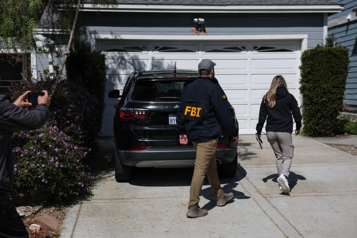 انتشار لعناصر أف بي آي في محيط الحادث (أ ف ب).