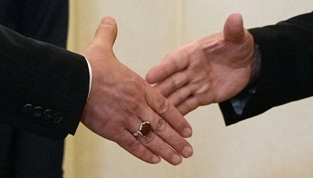 ترامب يبحث عرضاً إيرانياً لفتح هرمز… مفاوضات على ثلاث مراحل وخيارات الحرب على الطاولة